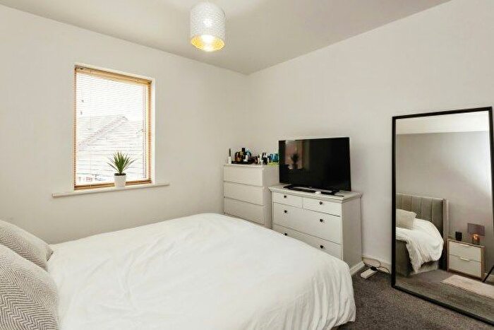 2 Bedroom Flat To Rent In Binding Close, Nottingham, NG5