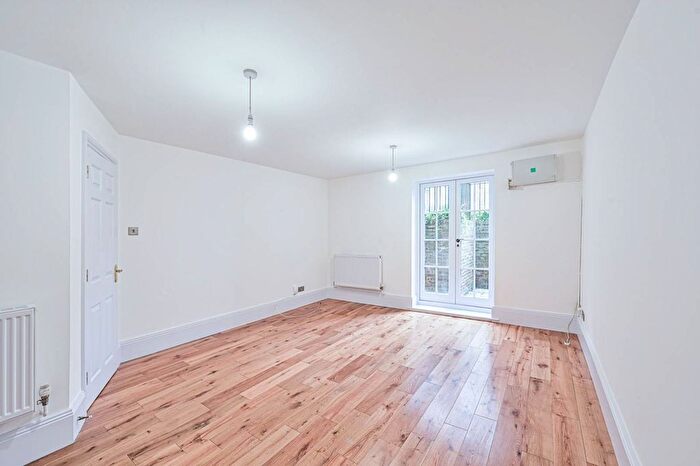 3 Bedroom Flat To Rent In Princess Park Manor, Friern Barnet, London, N11