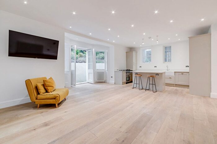 3 Bedroom Flat To Rent In Rosslyn Hill, Hampstead, NW3