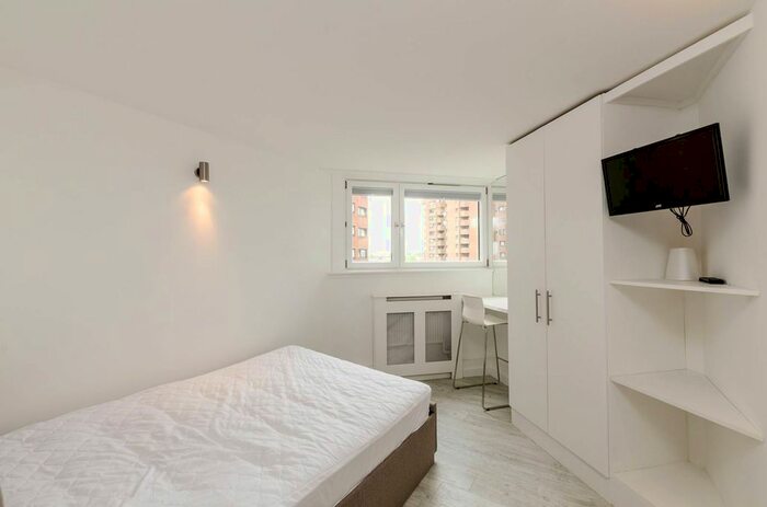 2 Bedroom Flat To Rent In Blantyre Walk, Chelsea, London, SW10