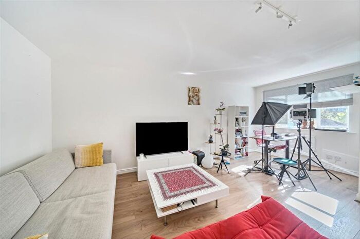 2 Bedroom Flat To Rent In Lucas Gardens, London, N2
