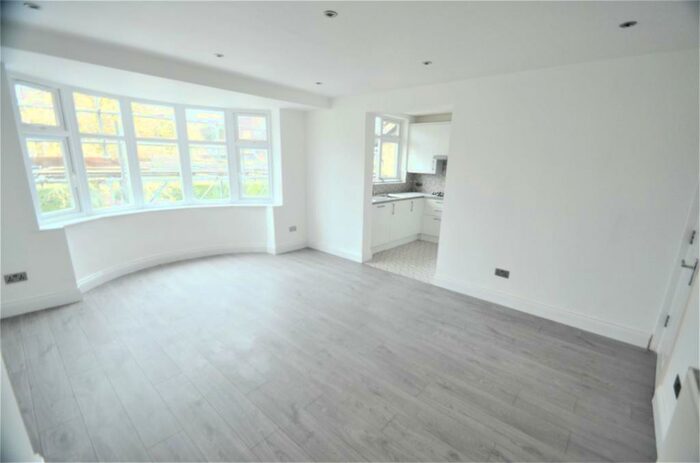 3 Bedroom Flat To Rent In Goodwyn Avenue, Mill Hill, NW7