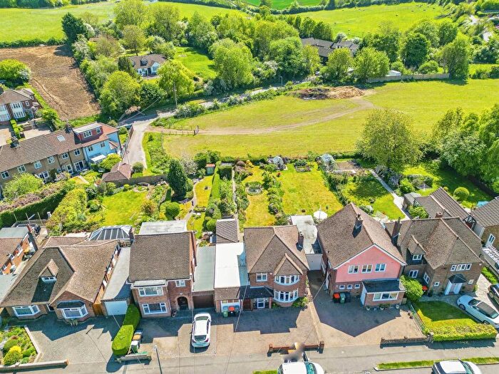 3 Bedroom Detached House For Sale In Elaine Gardens, Woodside, Luton, LU1