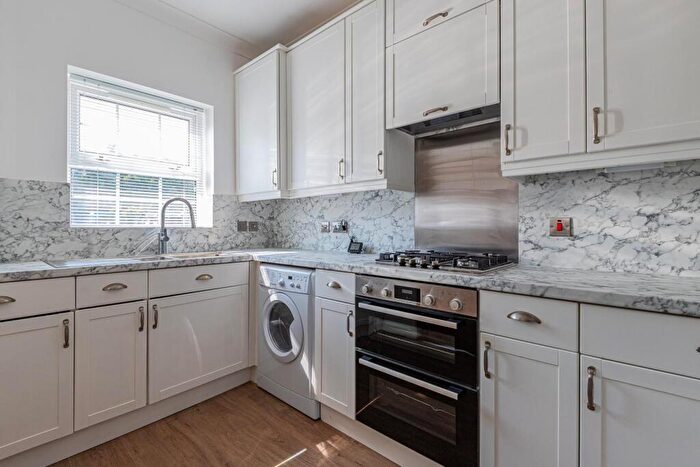 2 Bedroom Apartment For Sale In Llwyn Passat, Penarth, CF64
