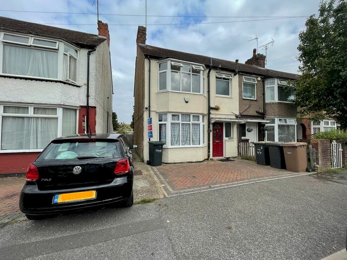 3 Bedroom End Of Terrace House To Rent In Shelley Road, Luton, Beds, LU4
