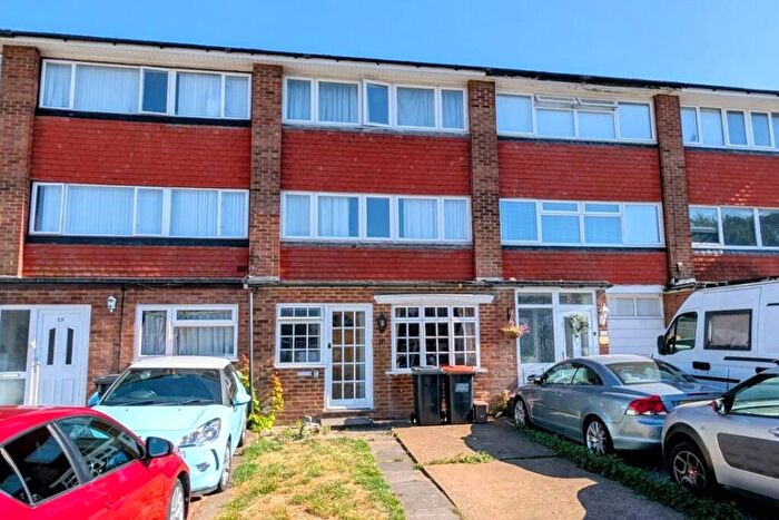 4 Bedroom Terraced House For Sale In The Cedars, Dunstable, Bedfordshire, LU6