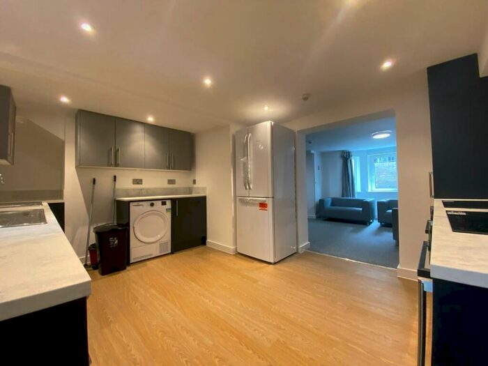 6 Bedroom Semi-Detached House To Rent In Bed Student Home - Sturry Road, Canterbury, CT1