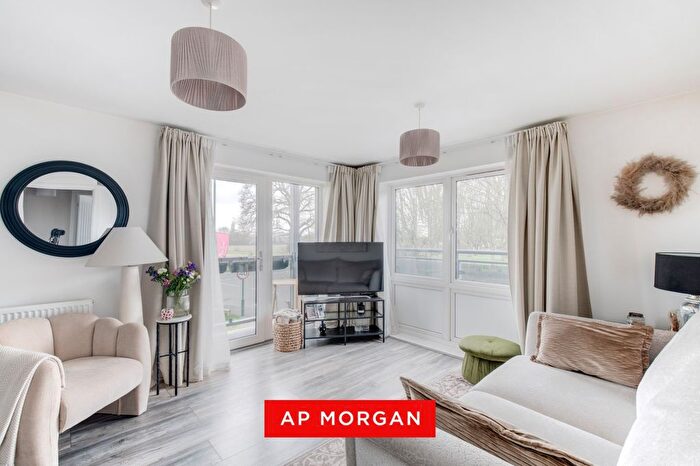 2 Bedroom Flat For Sale In Newman Square, Shirley, Solihull, West Midlands, B90