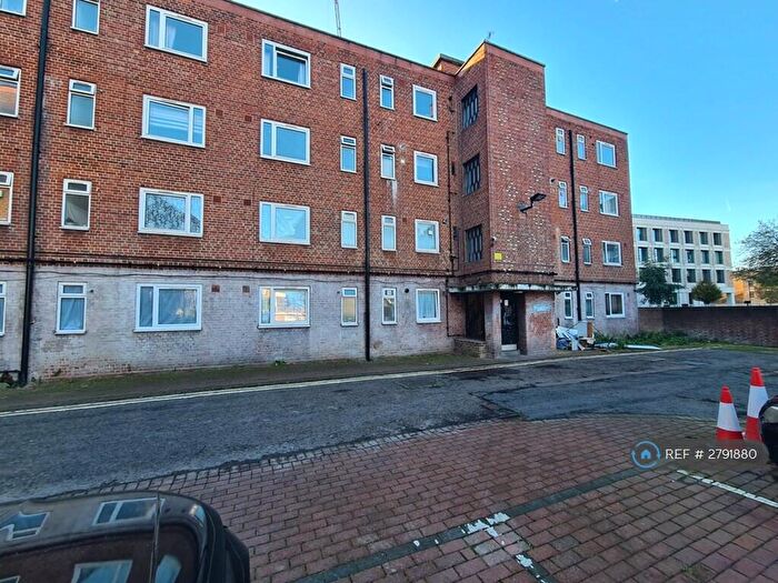 3 Bedroom Flat To Rent In Francis House, London, N1