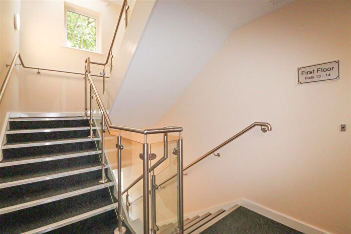 2 Bedroom Flat For Sale In Deadbrook Lane, Aldershot, GU12