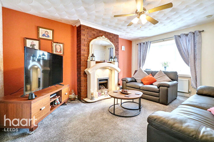 4 Bedroom Semi-Detached House For Sale In First Avenue, Leeds, LS26