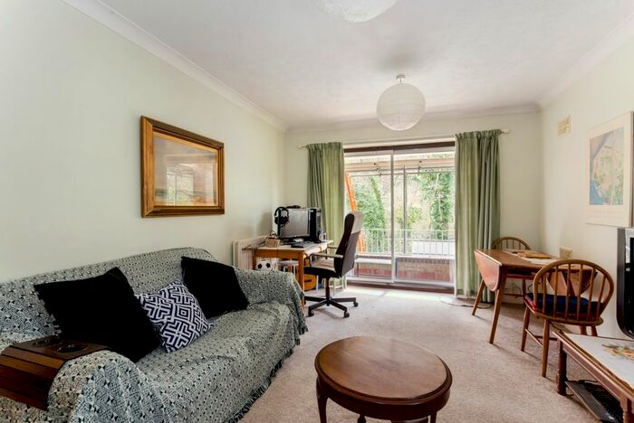 1 Bedroom Flat To Rent In Waterslade, Elm Road, Redhill RH1