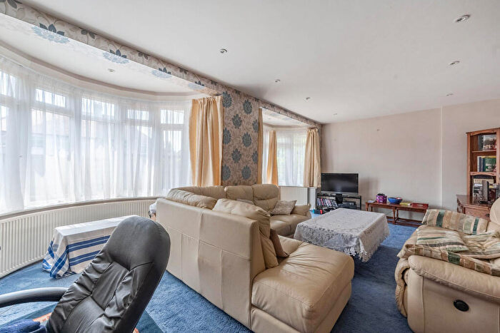4 Bedroom Detached House For Sale In Hale Drive, Mill Hill, London, NW7
