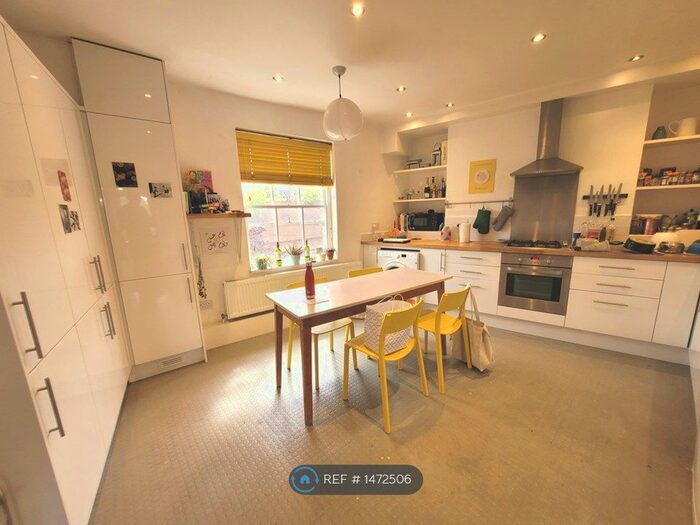 2 Bedroom Maisonette To Rent In Lilford Road, London, SE5