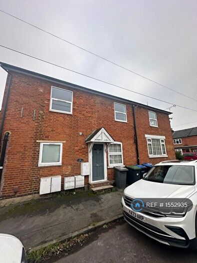 2 Bedroom Flat To Rent In Chapel Grove, Addlestone, KT15