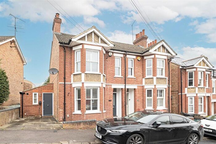 5 Bedroom Semi-Detached House For Sale In Park Mount, Harpenden, AL5