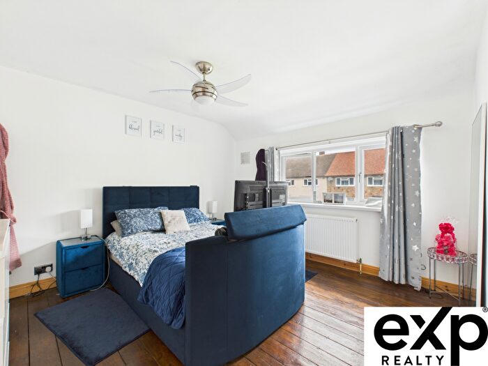 3 Bedroom End Of Terrace House For Sale In Callan Grove, South Ockendon, RM15