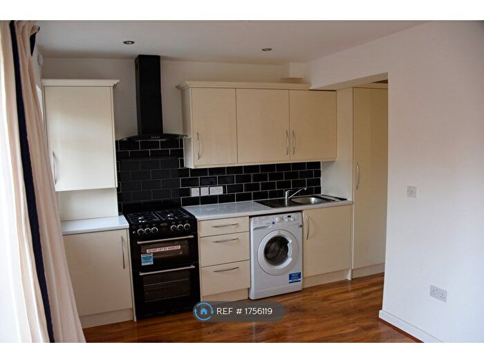1 Bedroom Flat To Rent In Lovelace Gardens, Surbiton, KT6