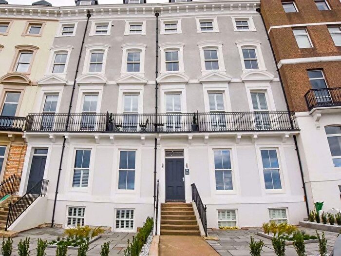 2 Bedroom Flat For Sale In Royal Crescent, Whitby, YO21