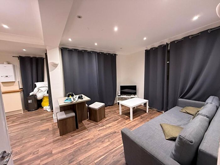 1 Bedroom Flat To Rent In Newark Street, London, E1