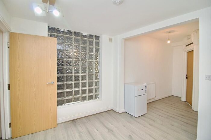 1 Bedroom Flat To Rent In Mitcham Road, London, SW17