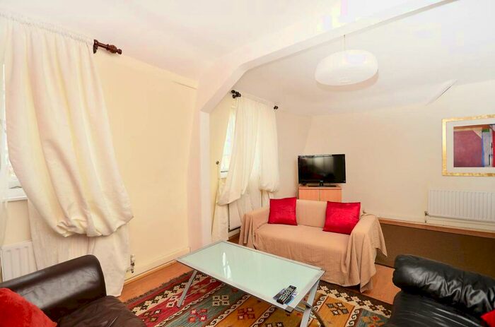 3 Bedroom Flat To Rent In Portpool Lane, Farringdon, London, EC1N