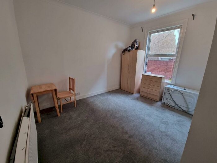 Studio To Rent In Kidderminster Road, Croydon, London, CR0