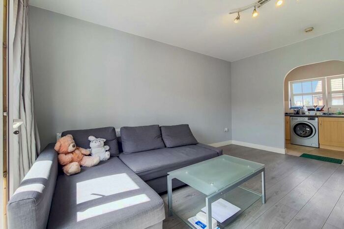 2 Bedroom Flat To Rent In Allenby Road, Thamesmead, London, SE28