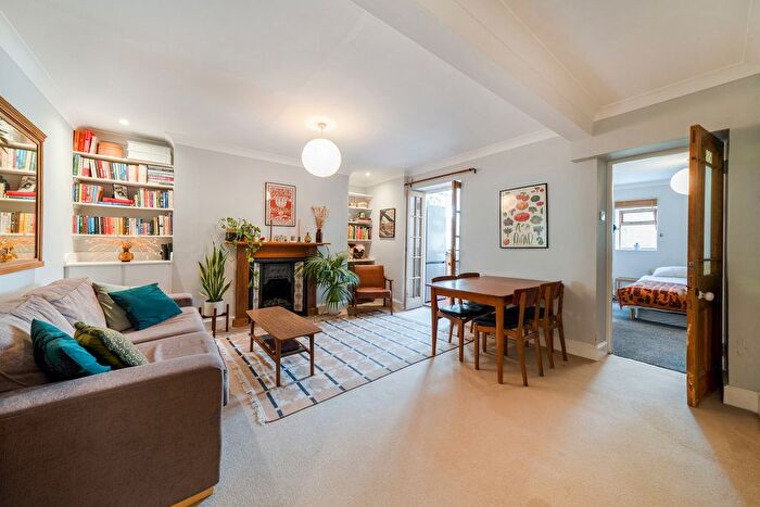 2 Bedroom Flat To Rent In Queens Road, Twickenham, TW1