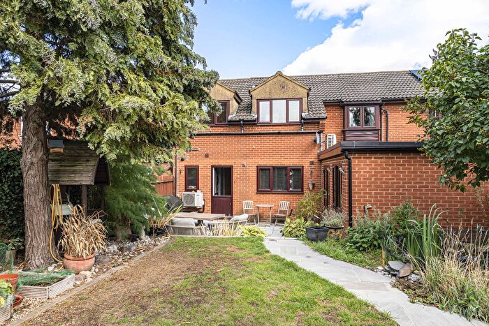 4 Bedroom Semi-Detached House For Sale In Wear Road, Bicester, OX26