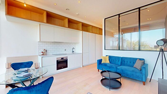 1 Bedroom Flat To Rent In Great West Road, Brentford, TW8