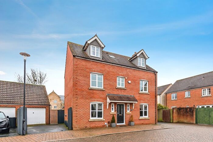 5 Bedroom Detached House For Sale In Apollo Close, Swindon, SN25