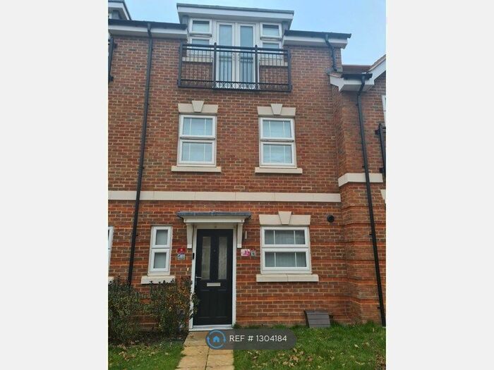 3 Bedroom Semi-Detached House To Rent In Oak Avenue, Wokingham RG40