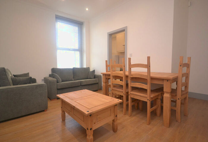 2 Bedroom Flat To Rent In London Road, Reading, Berkshire, RG1