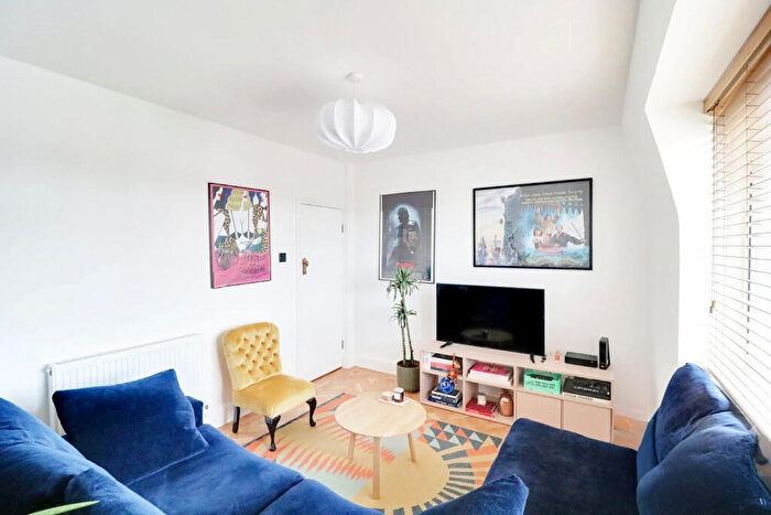 2 Bedroom Apartment For Sale In Crown Lane, London, N14