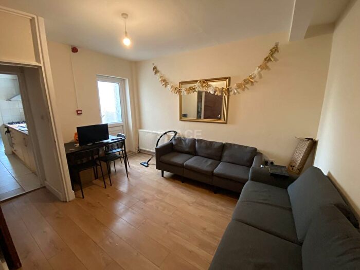 4 Bedroom Semi Detached House To Rent In St Peters Road, Reading, RG6