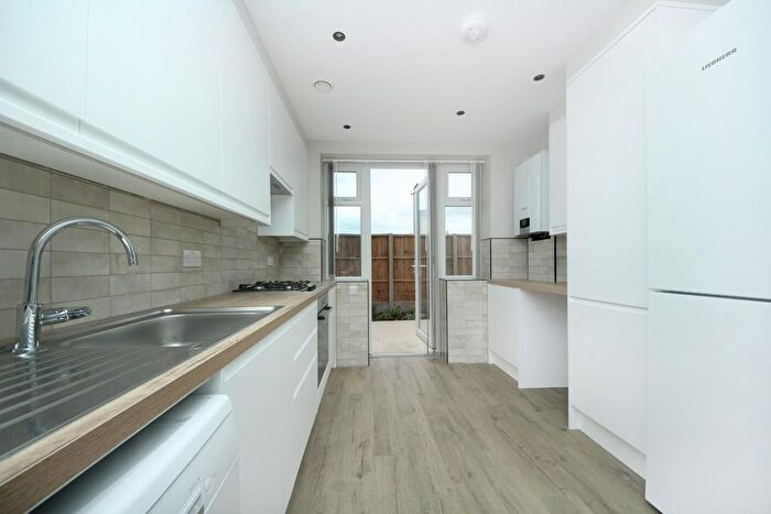 2 Bedroom Flat To Rent In Lowfield Road, W3