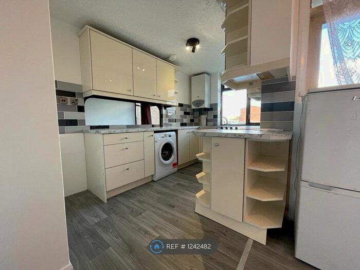 2 Bedroom Flat To Rent In Duncombe Drive, Dunstable, LU5