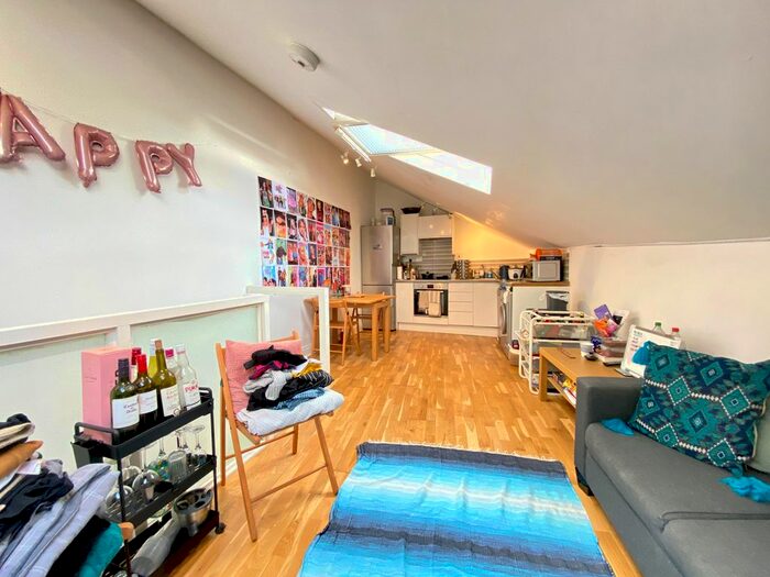 2 Bedroom Flat To Rent In Beresford Road, Haringey, N8