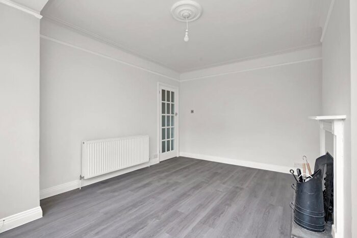 2 Bedroom Apartment To Rent In Castleview Road, Weybridge, Surrey, KT13