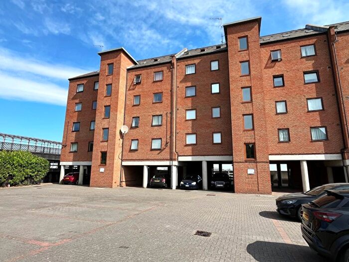 2 Bedroom Flat For Sale In Russell Quay, Gravesend, DA11