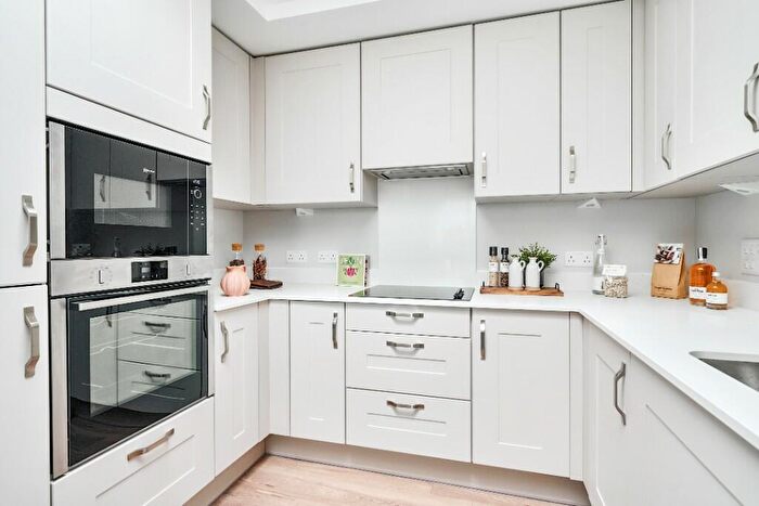 2 Bedroom Apartment To Rent In Wycombe Lane, HP10