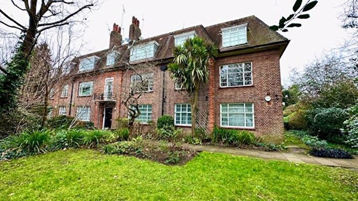 3 Bedroom Flat To Rent In Brookland Rise, Hampstead Garden Suburb, NW11