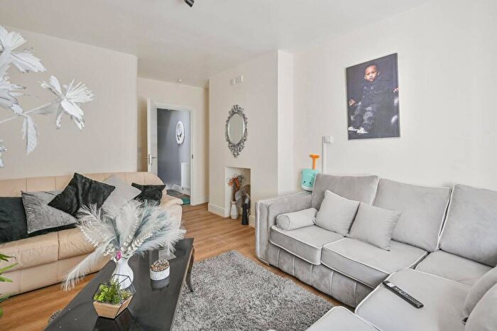 3 Bedroom Maisonette For Sale In Myddleton Road, Wood Green, London, Greater London, , Wood Green, London, N22
