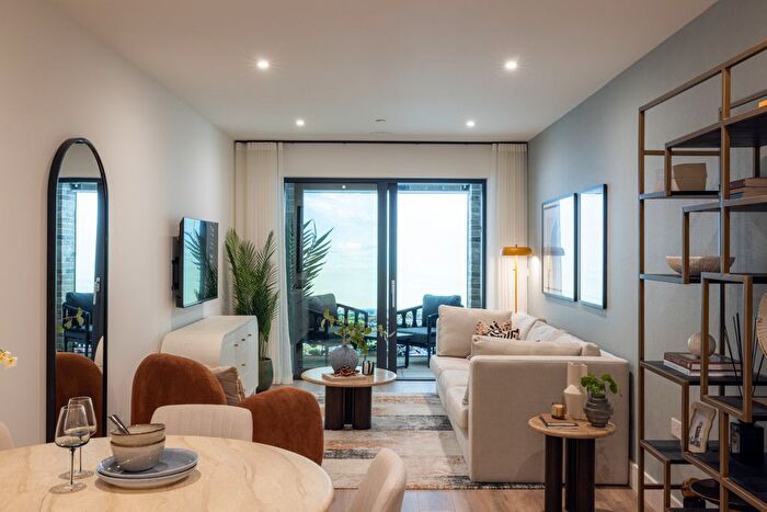 1 Bedroom Flat For Sale In Hawks Raod, Kingston Upon Thames, KT1