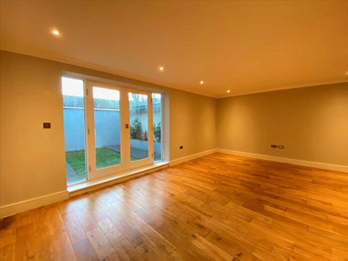 2 Bedroom Flat To Rent In Castlebar Road, Ealing, Ealing, W5