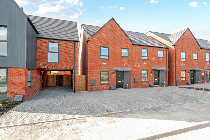 3 Bedroom Semi-Detached House To Rent In Elder Drive -, LU5