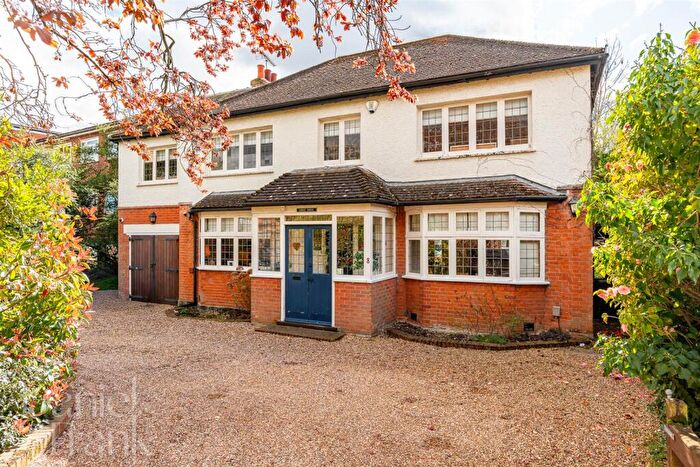 4 Bedroom Detached House For Sale In Ollards Grove, Loughton, IG10