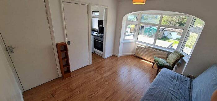 Studio To Rent In Park Avenue, Hangerlane, NW10