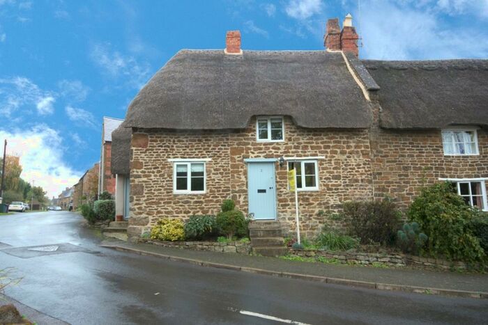 2 Bedroom Cottage To Rent In West Street, Shutford, OX15